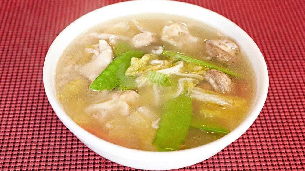 云汤 Won Ton Soup · Pork wonton with chicken, pork, shrimp, and vegetables in soup.