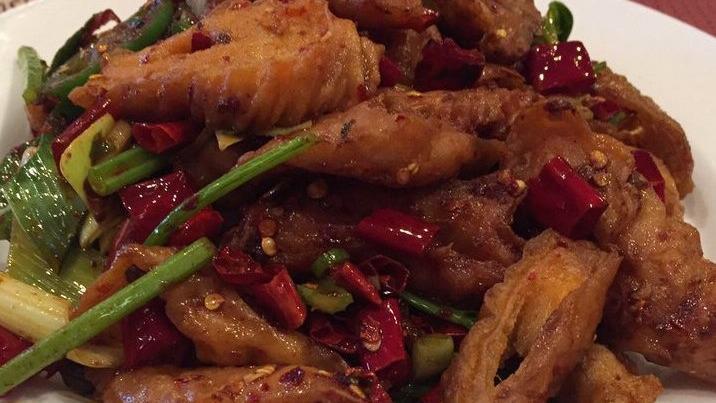干扁肠 Dry Fried Pork Intestines · Spicy fried intestines with chili peppers.