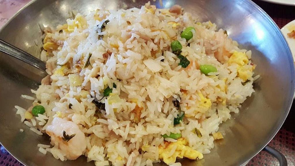 沙包炒饭 Combo Fried Rice · House fried rice not spicy, with chicken pork and shrimp.