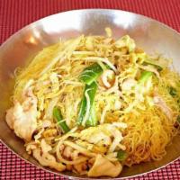 星米 Singaporean Rice Noodle · Stir fried thin rice noodles with chicken, pork and shrimp. Contains egg.