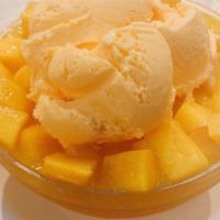 Super Mango  非常芒果撈 · Mango freeze, aloe jelly, fresh mango topped with mango ice-cream.