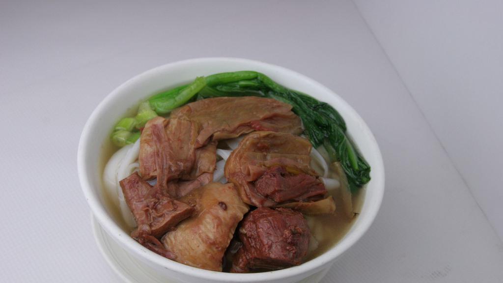 W6.  柱侯牛腩湯麺 Beef Stew Egg Noodle Soup  · 