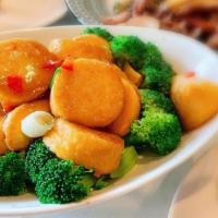 108. Tofu and Broccoli in Brown Sauce 红烧玉子豆腐 · Vegetarian.