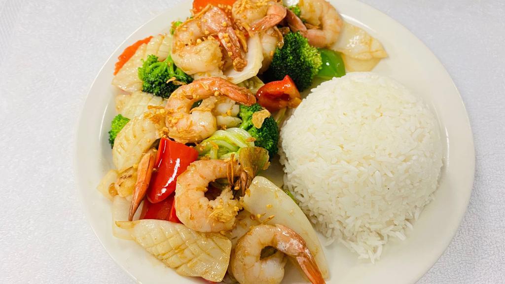 66. Cơm Tôm Mực Xào Thập Cẩm · Sauteed Mixed Vegetables with Shrimp, Cuttlefish & Steamed Rice