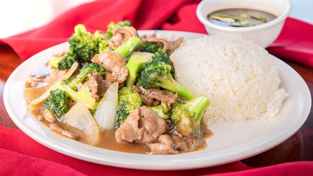 65. Cơm Bò Xào Bông Cải · Sauteed Beef with Brocolli & Steamed Rice