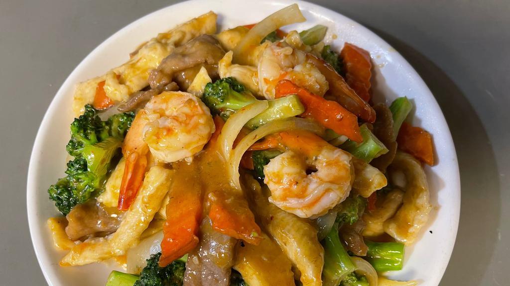 Satế Sauce Stir Fry (Xào Satế) · Choice of beef, chicken, mixed vegetable, eggplant with tofu, shrimp or combination. Satế sauce stir fry - a mildly spicy dish with a hint of coconut is stir-fried with mixed vegetables and topped with crushed peanuts.