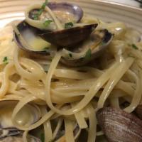 Linguine con Vongole · Linguine pasta with clams in a white wine sauce.