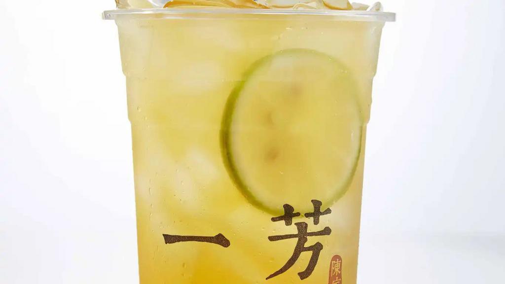 Lemon Green Tea 九如檸檬綠 · Indulge yourself with this green tea drink with freshly squeezed lemon juice. The lemon citrus notes bring out the perfume of the green tea and perfectly balance the tea bitterness. *Recommend regular ice & 70% sugar or more