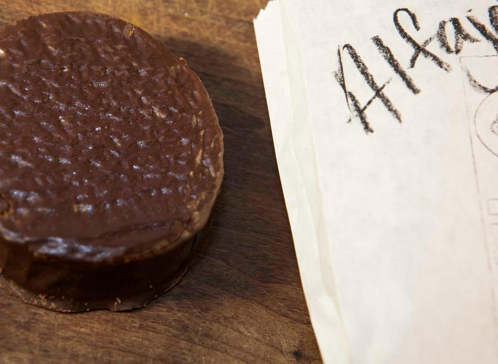Alfajor · Cookie sandwich with dulce de leche