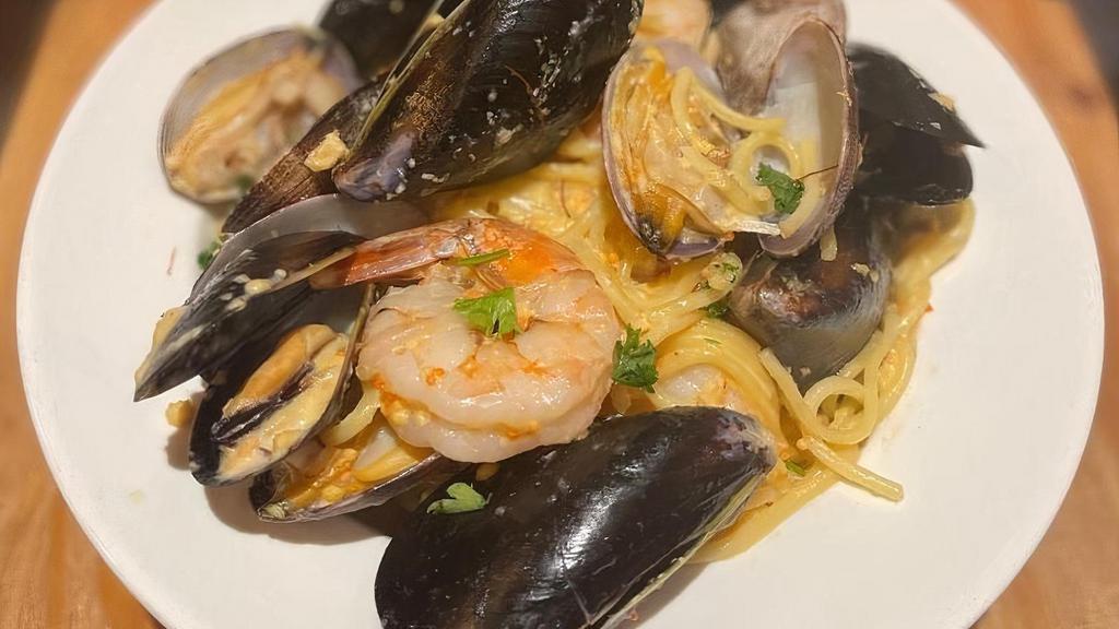 Seafood Pasta · spaghetti, peeled shrimps, clams, mussels, sea urchin cream sauce.