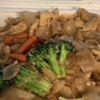 28. Pad Se Ewe · Stir fried white flat noodles with egg, broccoli, and carrots.