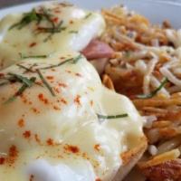 Classic Eggs Benedict · English muffin, Sliced Ham, poached egg, hollandaise sauce.