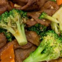 J17. Broccoli Beef Rice Plate 芥蓝牛肉饭 · Served with Rice