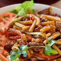 71. Nui Xào Bò · Wok stir-fry beef filet mignon with celery, onion, and pasta.