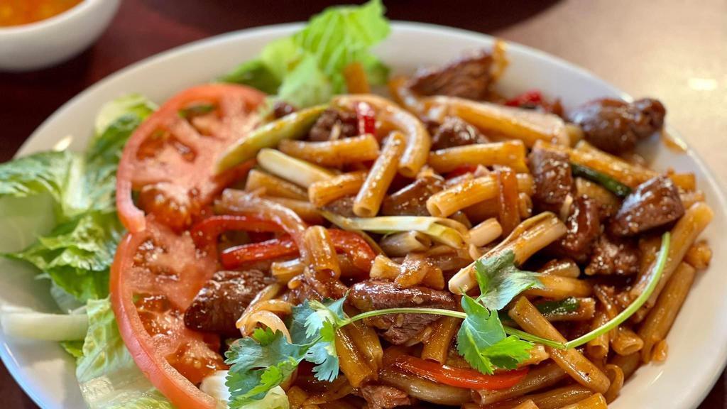 71. Nui Xào Bò · Wok stir-fry beef filet mignon with celery, onion, and pasta.