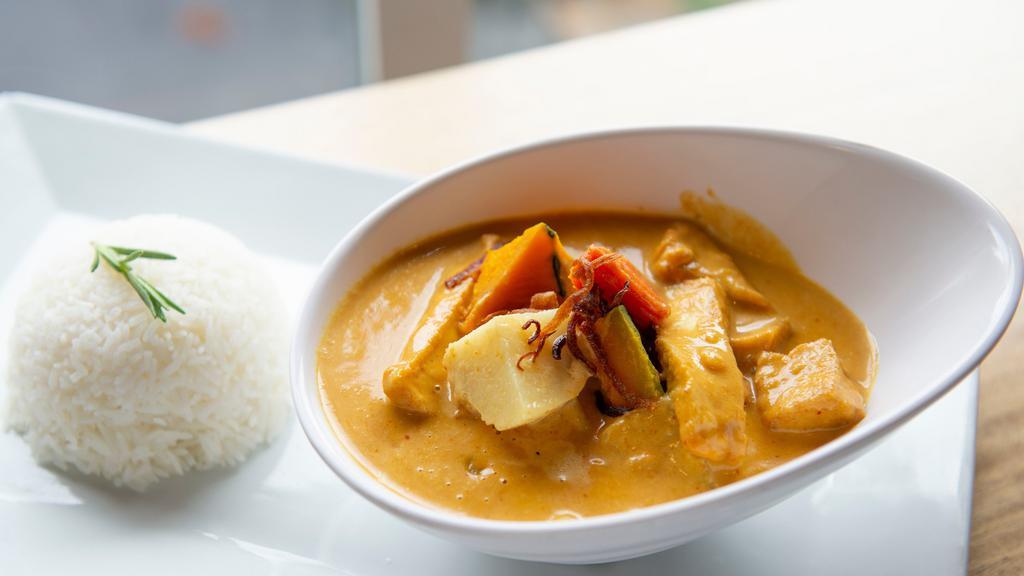Yellow Curry · Mild yellow curry with potatoes, carrots, onions, and coconut milk. Option for vegan with tofu, or veggies.
*Gluten-free