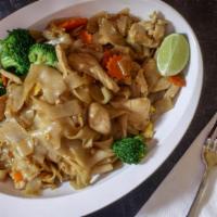 See Ew · Flat noodle with egg, carrot & broccoli .