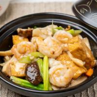 S4. Braised Tofu with Seafood in Clay Pot · Bean curd, shrimp, squid, onion, and scallion stewed in a clay pot.