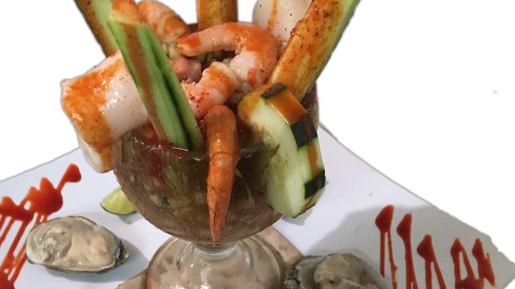 La Fuente de Camaron · Oyster, scallop, shrimp, octopus, and cucumber.