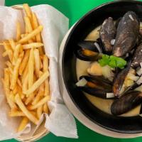 A305. Bruxelles Mussels w/ French Fries / 布鲁塞尔青口 · 