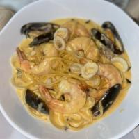 Spaghetti Di Mare · Mussels, clams, prawns, calamari with lobster bisque sauce.