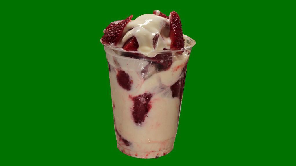 Fresas con Crema · Strawberry  slices mixed with in   sweet cream topped with whipped topping and more strawberries