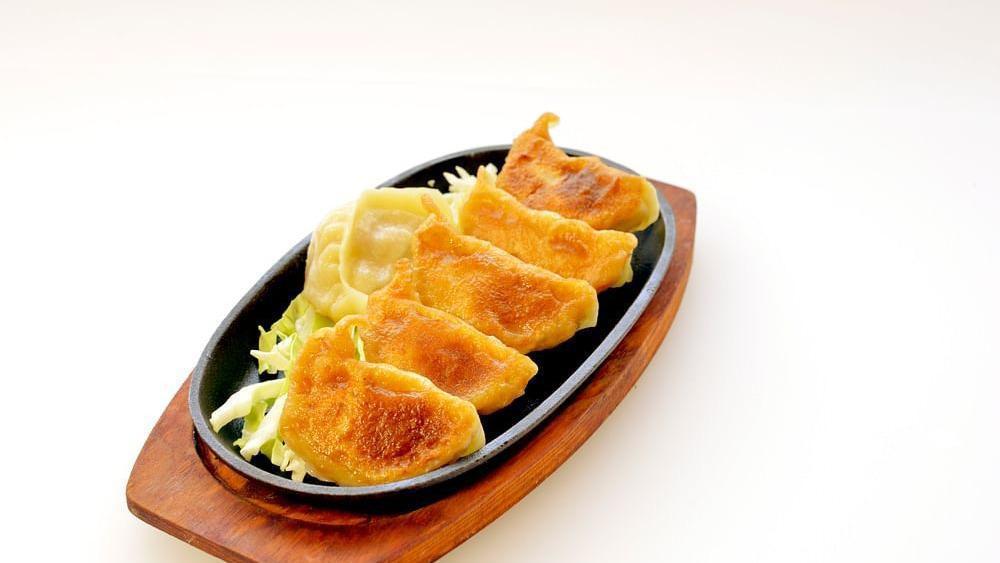 A12. Wontons in Chili Oil (8 Pieces) / 红油抄手 · Contain peanut product, spicy.
