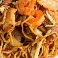 House Chow Mein                   招牌炒面 · With chicken, pork, shrimp, beef.