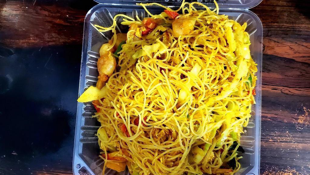 Singapore Style Rice Noodle · Curry, Shrimp, Sliced BBQ Pork with shredded cabbage & green onion