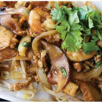 C04. Guay Tiaw Lord Noodle · Sautéed shrimps, ground chicken, calamari, tofu, dried shrimp with white onion, bean sprout,...