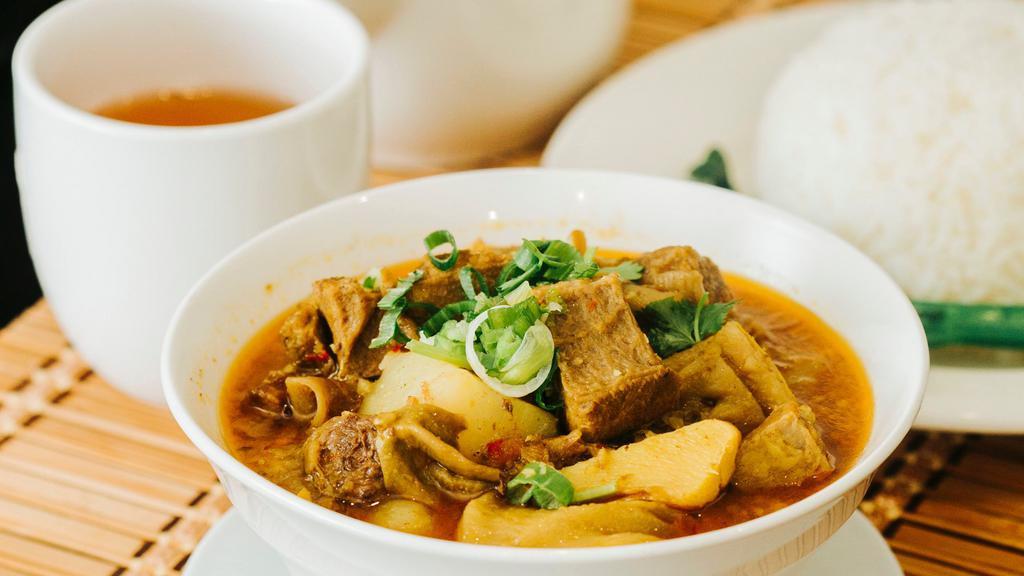 咖喱牛腩饭Curry Beef With Rice · Beef brisket cooked with curry sauce ,potato & steam white rice.


This item is mild spicy !🌶️