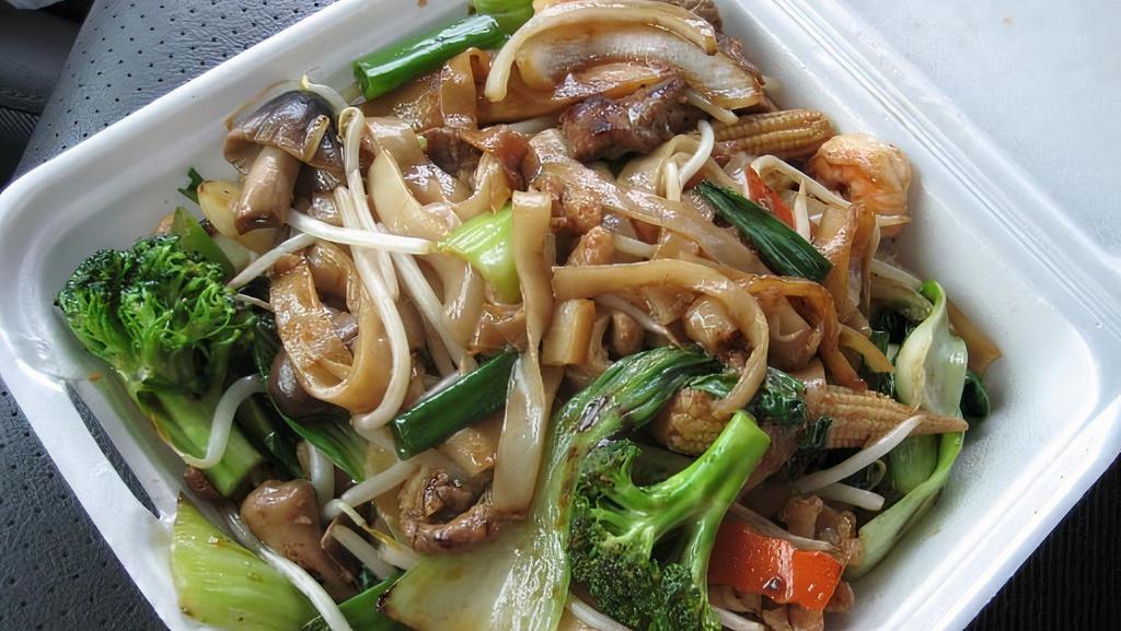 C01. Combination Chow Fun · Hủ Tiếu Xào Thập Cẩm
(Shrimp, Chicken, and Beef)
