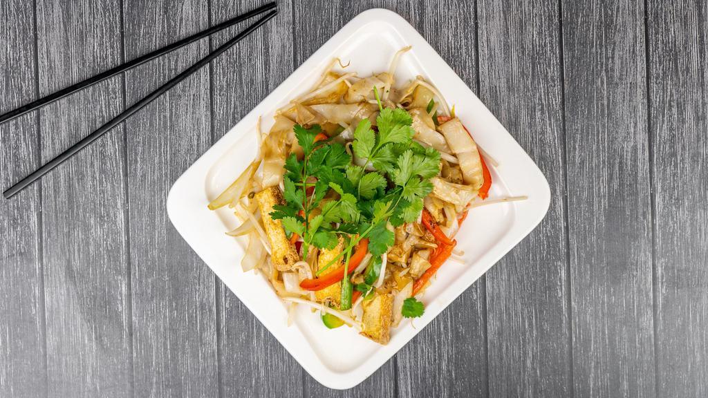 114. Hủ tiếu xào chay / Chow fun with tofu & mix vegetables · 