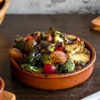Bruselas · Crispy brussels sprouts with grapes and balsamic reduction.