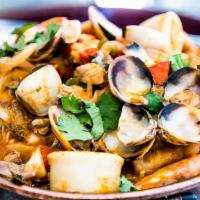 seafood pot江湖海鲜锅 · clams， mussels， calamari and shrimp