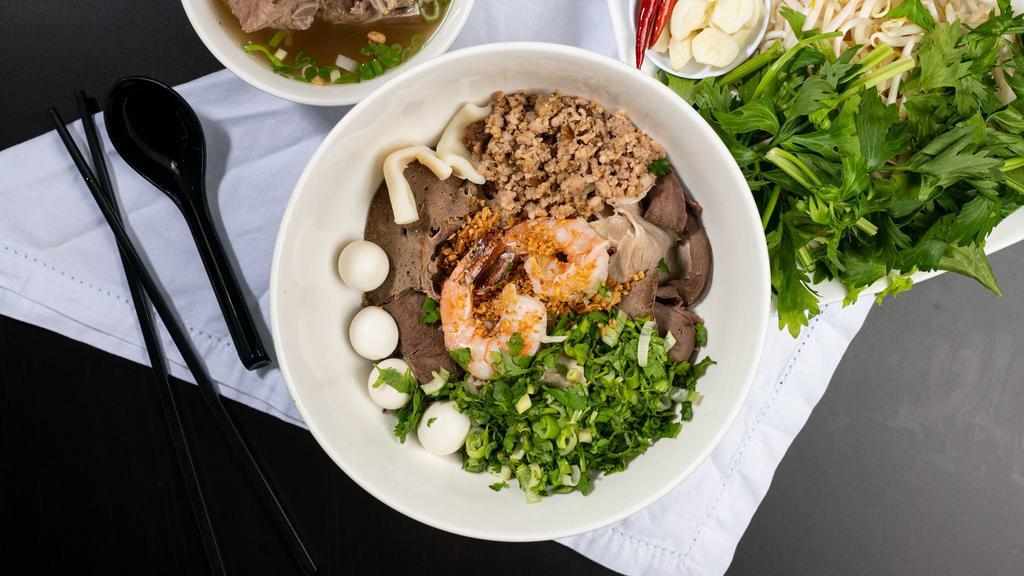 68. Hủ Tiếu đặc Biệt Kho · Special shrimp and pork rice noodle without soup.