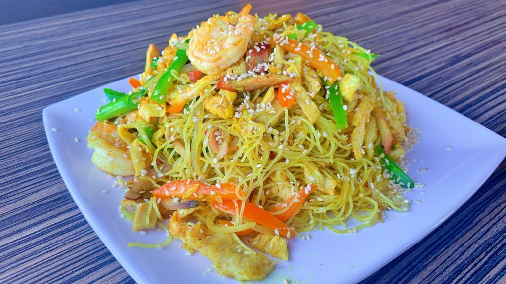 星米Singapore Style Stir Fried Rice Noodle · Stir fried noodle with bbq pork,shrimp and chicken serve with curry