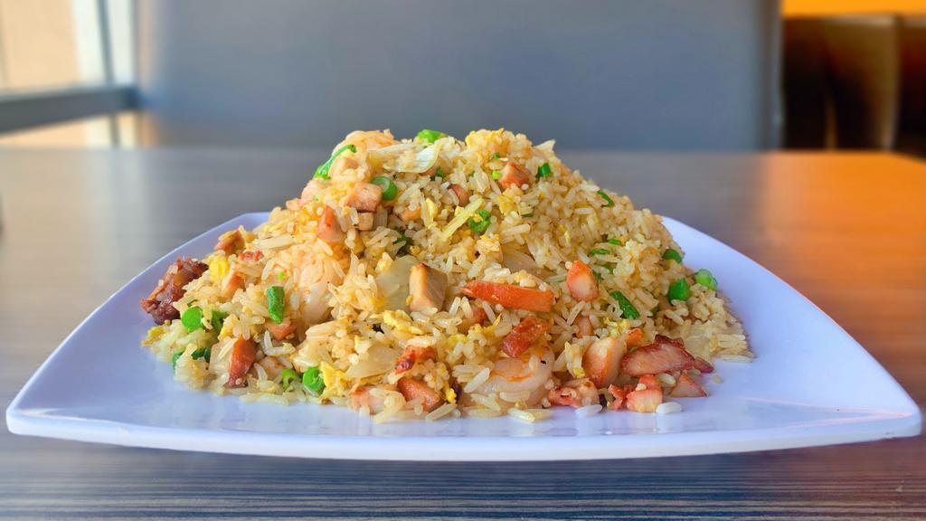 杂锦炒饭Combination Fried Rice · Fried rice with chicken,bbq pork,shrimp,egg,onions