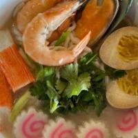 海鲜汤面Seafood Noodle Soup · Noodle soup with shrimp,  mussel, crabstick, and green onion.