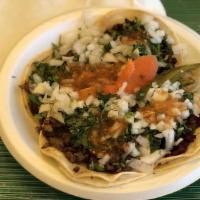 Taco carnitas  · Onios, cilantro