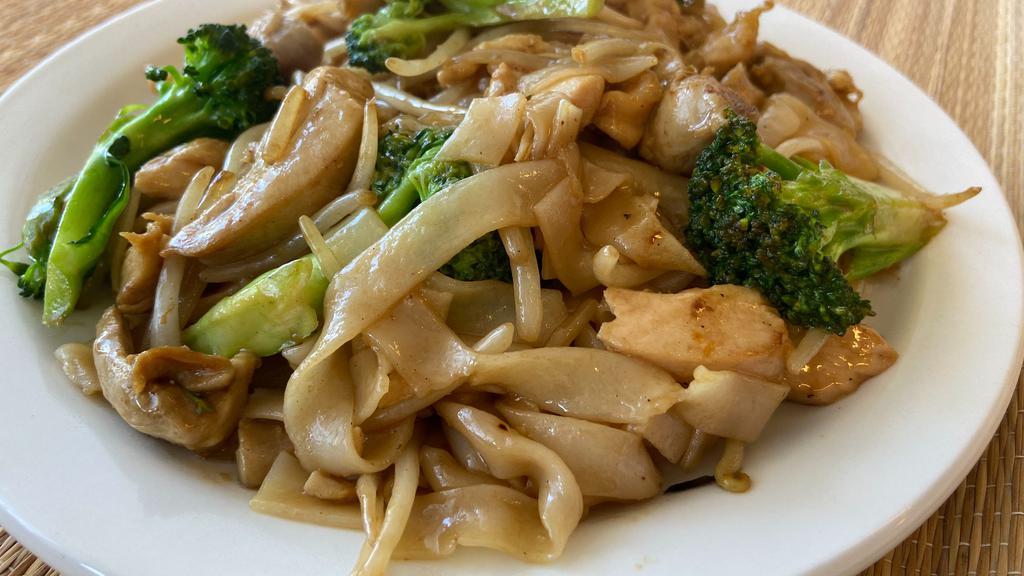Chow Fun · thick, flat rice noodle

beansprouts & broccoli