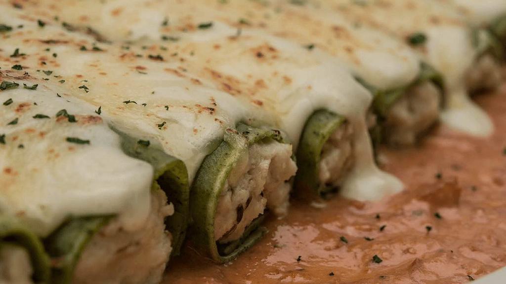 Chicken Cannelloni · Spinach pasta tubes filled with chicken, ricotta & mozzarella with rosa sauce