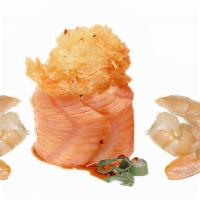 Joe Shrimp · Arroz envolto por tira de salmão recheado com cream cheese , coberto com cream cheese e peda...