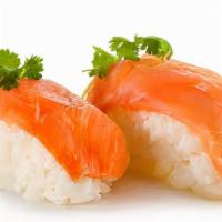 Nigiri Salmon · Little rice cake with a layer of fresh salmon / Bolinho de arroz com uma camada de salmão fr...