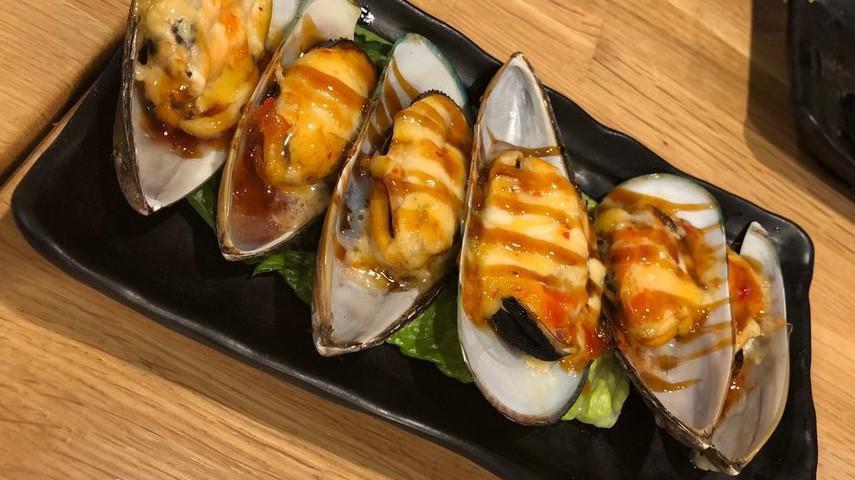 Baked Mussels · Baked mussels with cheese and spicy mayo.
