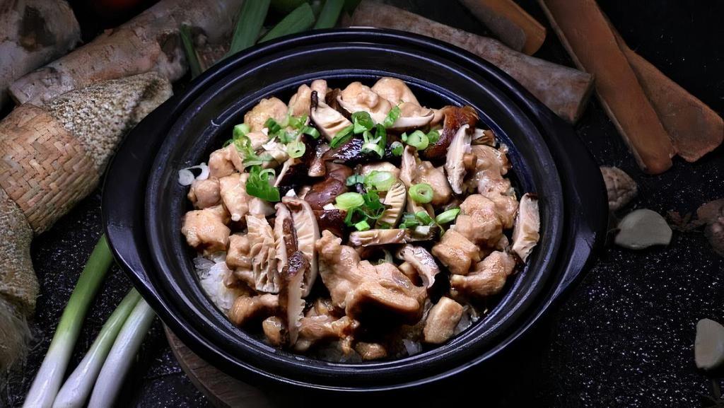 啫啫鸡煲Chicken with Mushroom in Clay Pot  · 