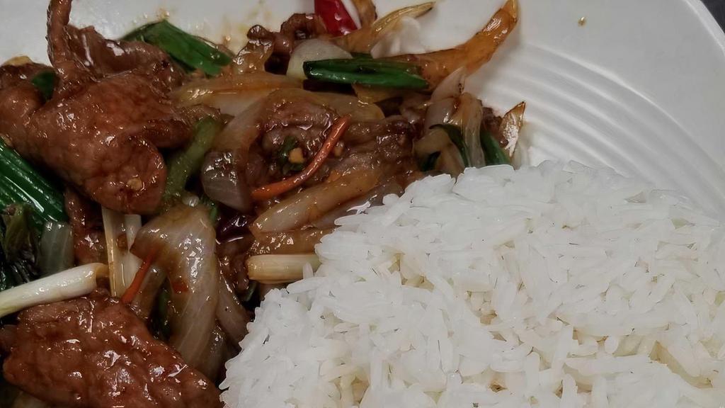 Mongolian Beef Over Rice 蒙古牛肉饭 · 