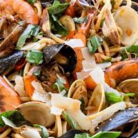 Linguine Tutto Mare · White Shrimp | Mussels | Clams | Squid | Whitefish | Marinara | Basil