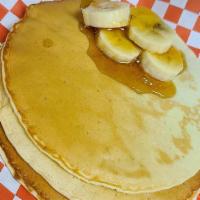 Pancakes · 3 Cakes with maple syrup and sliced bananas