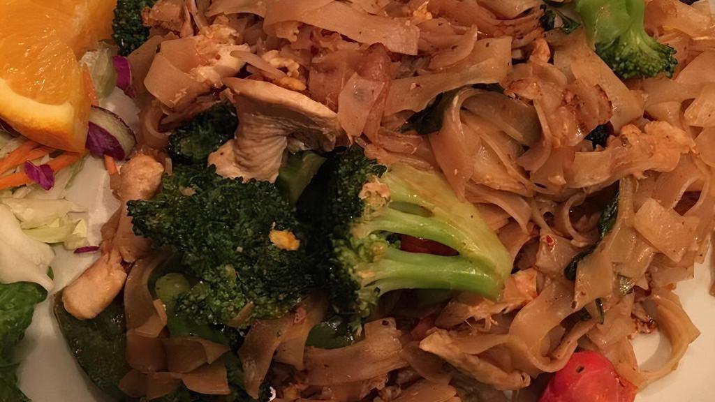 Pad Kee-Mow * · Spicy. Rice noodle stir fried with thai chili, egg, broccoli, carrots, tomatoes and basil, choice of chicken, beef, pork or tofu.